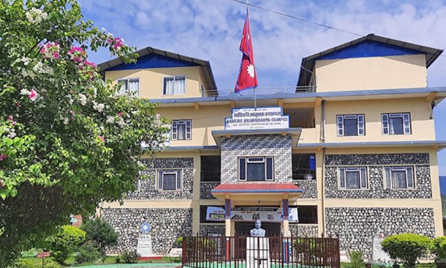 पढ्नलाई छेकेन उमेरले, ४४ वर्षीय परियार भानुभक्तमा ब्याचलर भर्ना